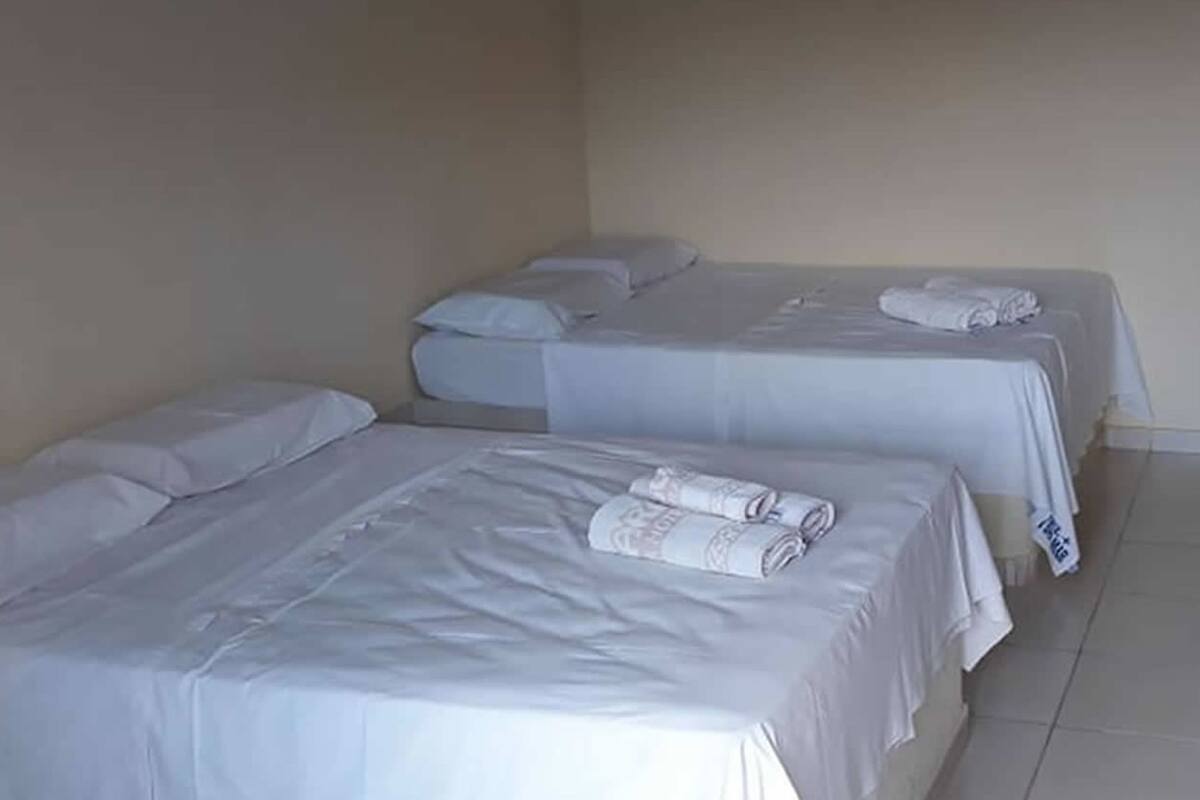 Muebles diferentes, cortinas blackout, wifi gratis y ropa de cama
