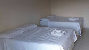 Kamar Quadruple Basic, Beberapa Tempat Tidur | Dilengkapi dengan perabotan berbeda-beda dan tirai kedap cahaya