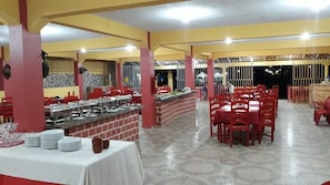Café da manhã com buffet grátis todos os dias
