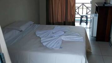 Quarto casal ou duplo básico, 1 cama de casal, vista para a cidade | Individualmente mobiliados, cortinas blackout, Wi-Fi de cortesia