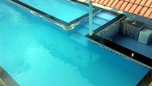 2 個室內泳池、2 個室外泳池;躺椅