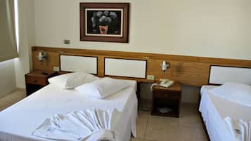 Quarto solteiro básico, 1 cama de solteiro | Frigobar, cortinas blackout, ferros/tábuas de passar roupa
