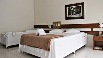 Quarto solteiro básico, 1 cama de solteiro | Frigobar, cortinas blackout, ferros/tábuas de passar roupa