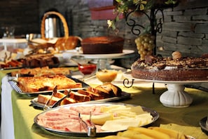 Free daily buffet breakfast - Hotel Marambaia (Guaxupé)