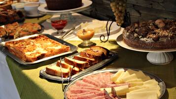 Café da manhã com buffet grátis todos os dias