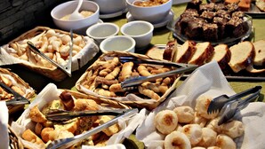朝食 (ビュッフェ)、毎日提供 (無料)