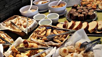 Café da manhã com buffet grátis todos os dias