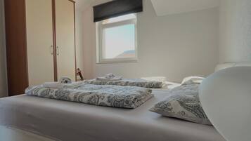 Departamento familiar, varias camas, vista a la ciudad | 2 habitaciones, decoración personalizada y muebles diferentes