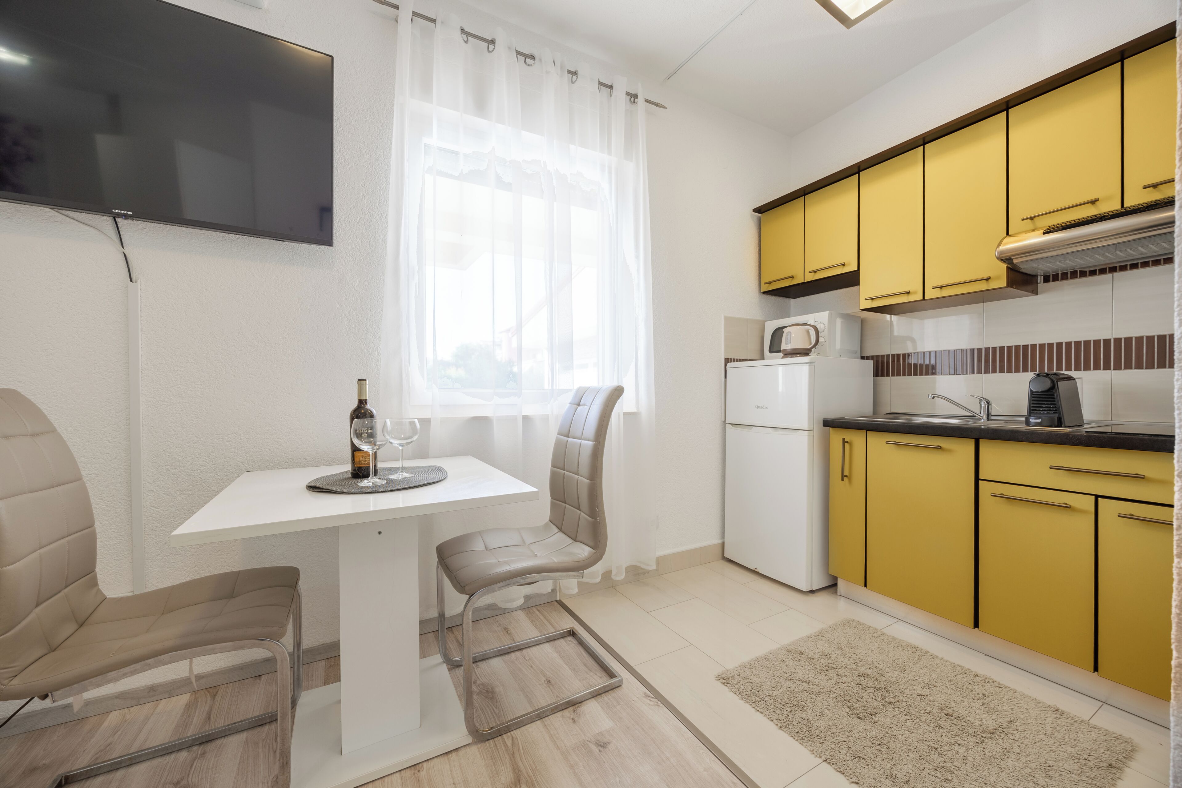 Junior Studio, 1 Queen Bed, Courtyard View | Living area | Flat-screen TV