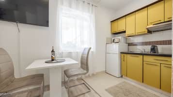 Junior Studio, 1 Queen Bed, Courtyard View | Living area | Flat-screen TV