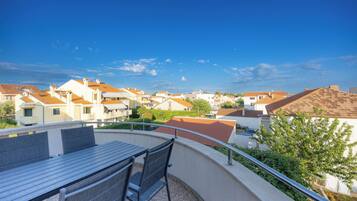 Appartamento panoramico, 1 letto queen con divano letto, vista città | Terrazza/patio