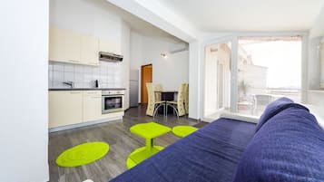 Apartamento família, várias camas, vista para a cidade | Cozinha americana privada | Geladeira grande, cooktop, cafeteira/chaleira, chaleira elétrica