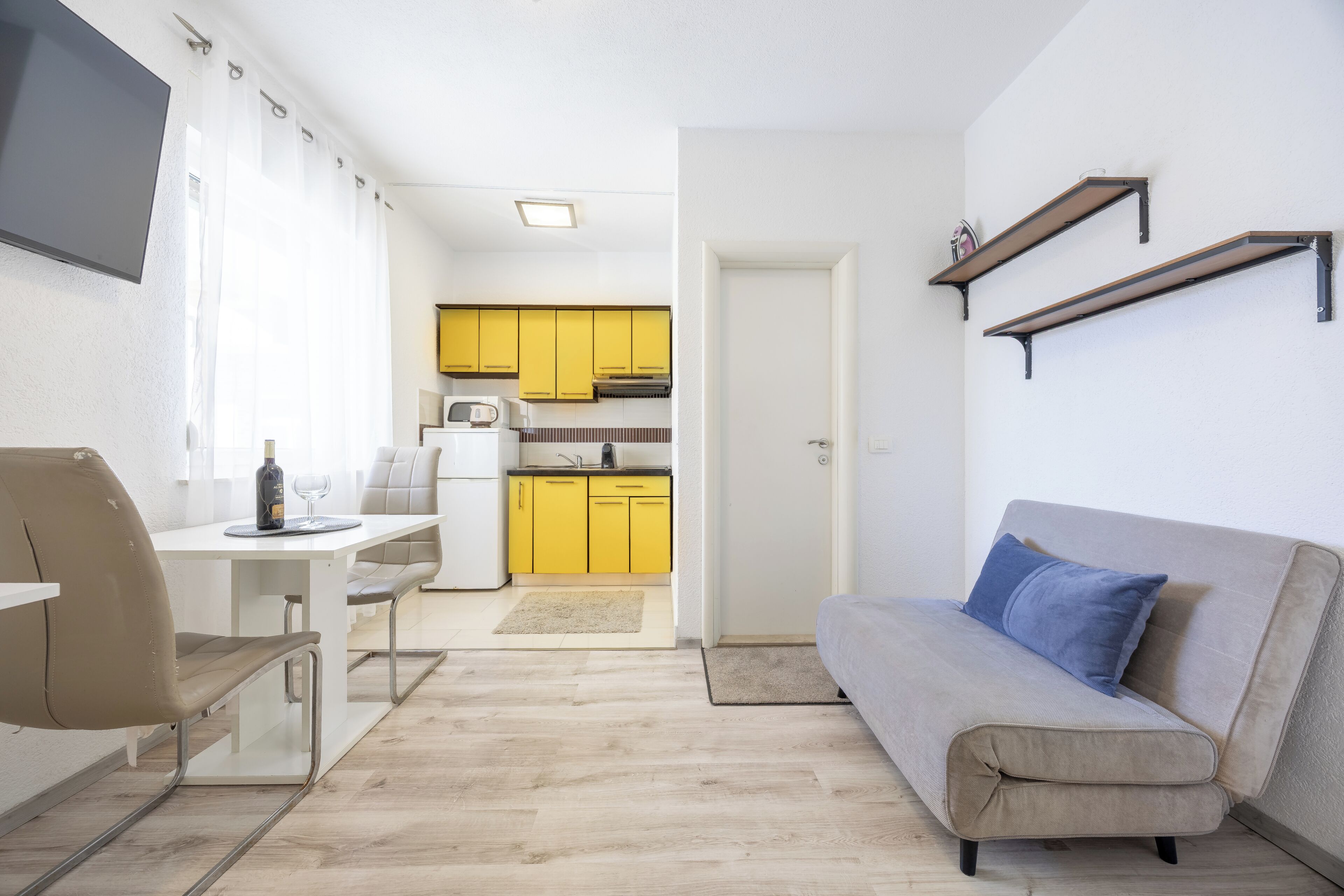 Junior Studio, 1 Queen Bed, Courtyard View | Living area | Flat-screen TV
