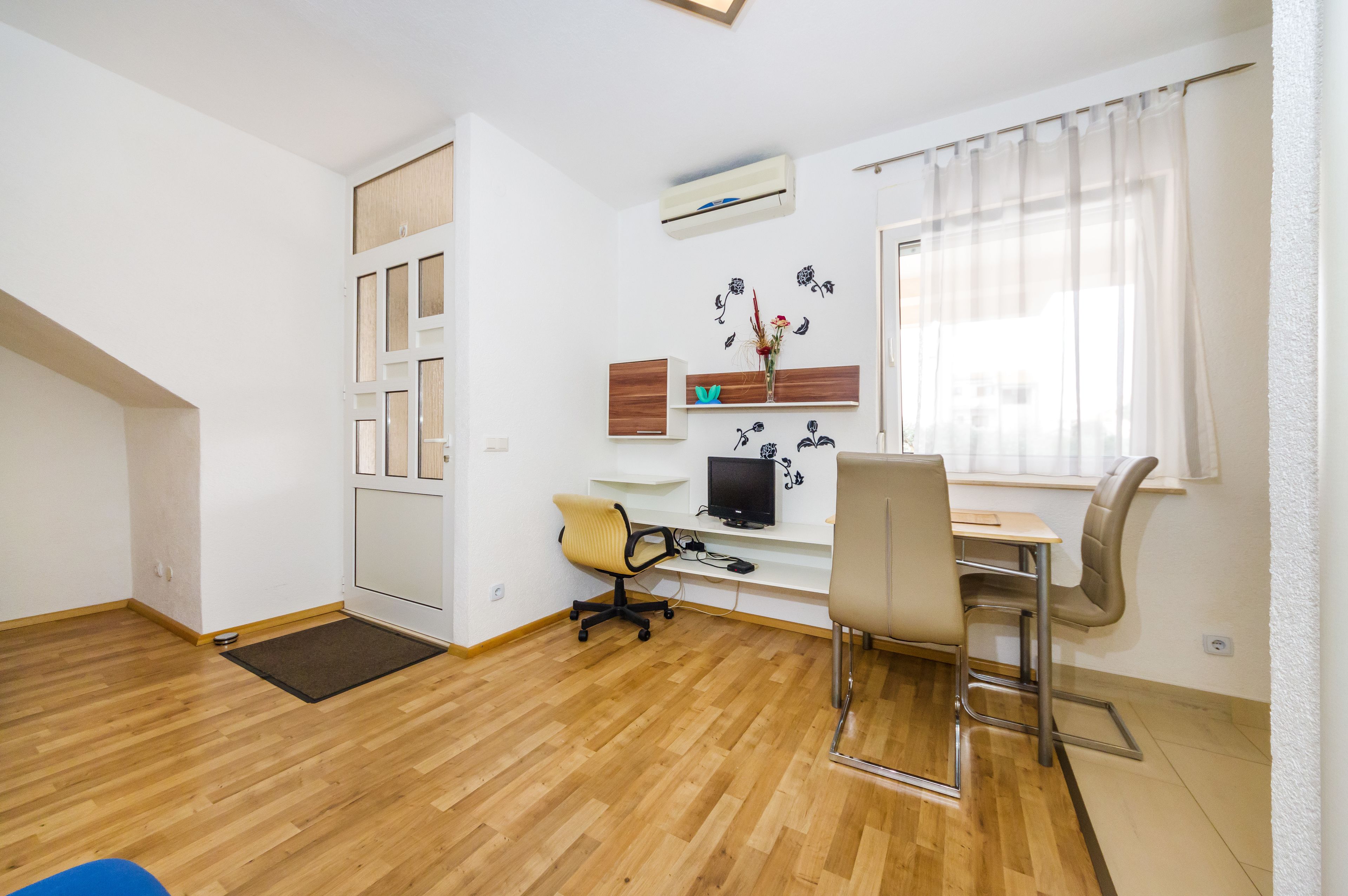 주니어 스튜디오, 퀸사이즈침대 1개, 마당 전망 | 각각 다른 스타일의 인테리어, 각각 다르게 가구 비치, 암막 커튼, 다리미/다리미판