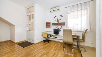 Junior Studio, 1 Queen Bed, Courtyard View | Individually decorated, individually furnished, blackout drapes