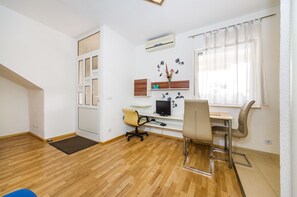 Studio Junior, 1 Tempat Tidur Queen, pemandangan halaman | Didekorasi berbeda-beda dan dilengkapi dengan perabotan berbeda-beda