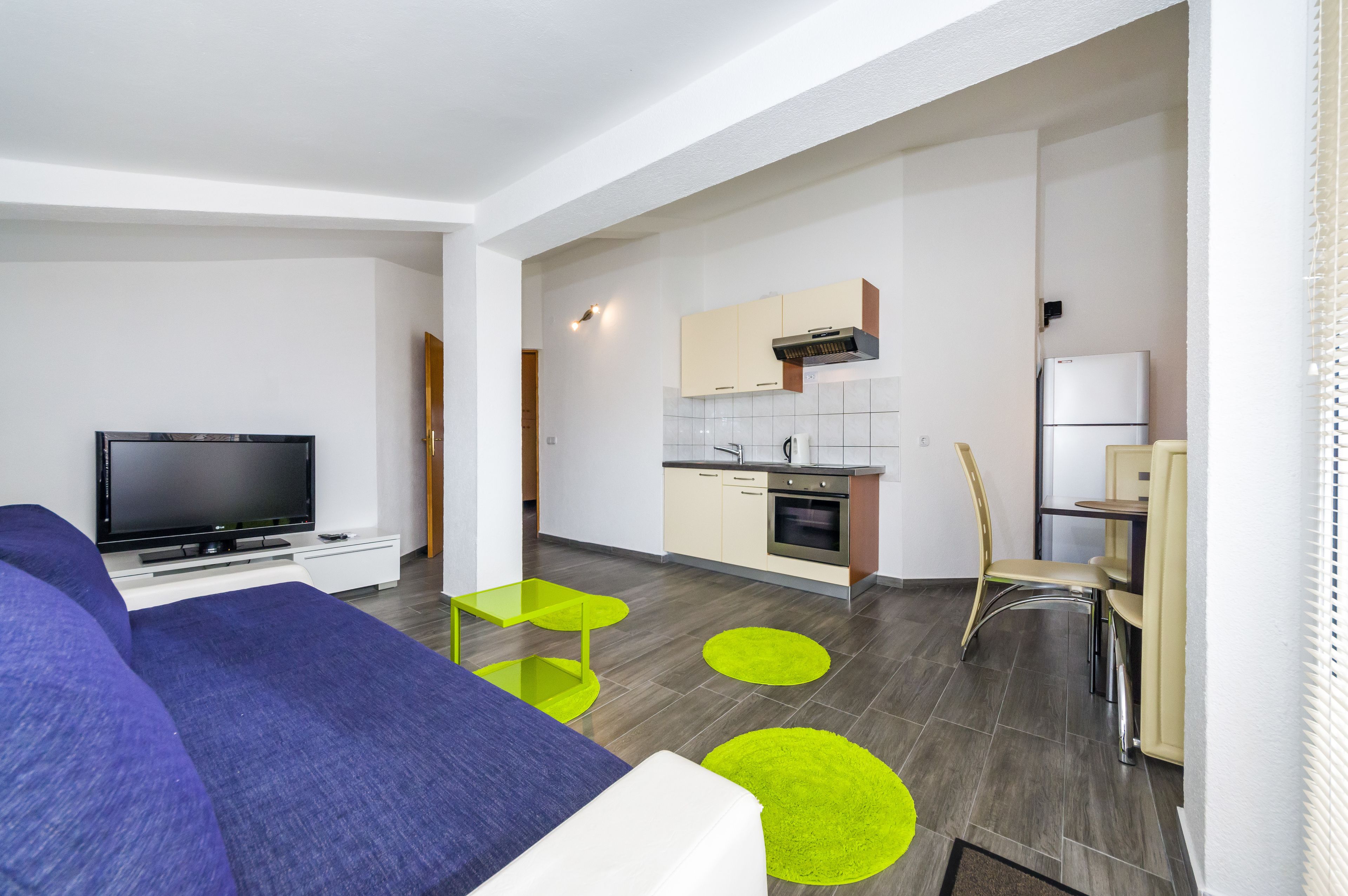 Un appartement moderne comprenant un salon, une cuisine et un coin repas.