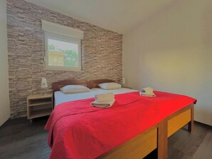 Appartement Ville, 1 chambre, climatisation, côté cour intérieure | Décor unique, ameublement unique, rideaux d’obscurcissement