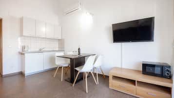 Appartement panoramique, 1 grand lit et 1 canapé-lit, vue sur la ville | Aire de séjour | Téléviseur à écran plat