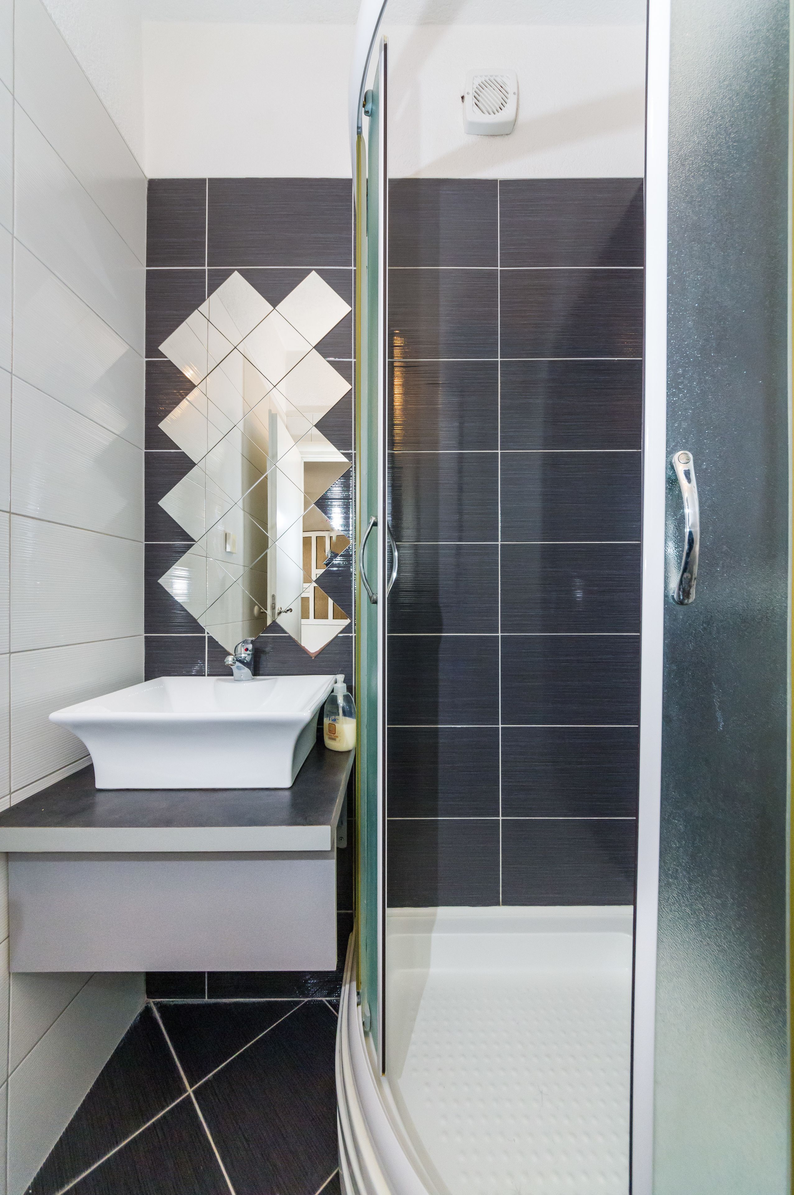Junior Studio, 1 Queen Bed, Courtyard View | Bathroom | Shower, hair dryer, towels, toilet paper
