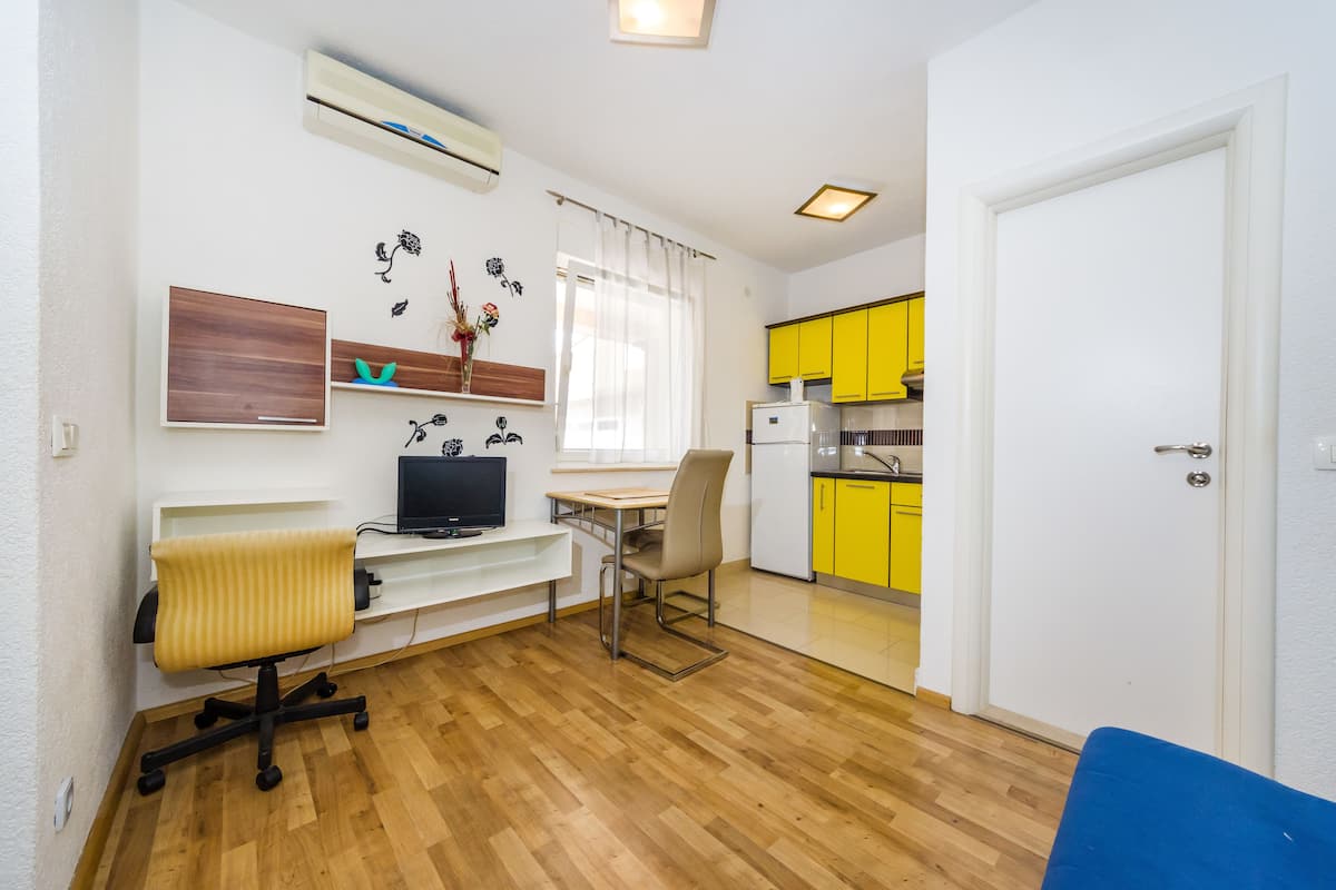 Junior Studio, 1 Queen Bed, Courtyard View | 2 bedrooms, individually decorated, individually furnished