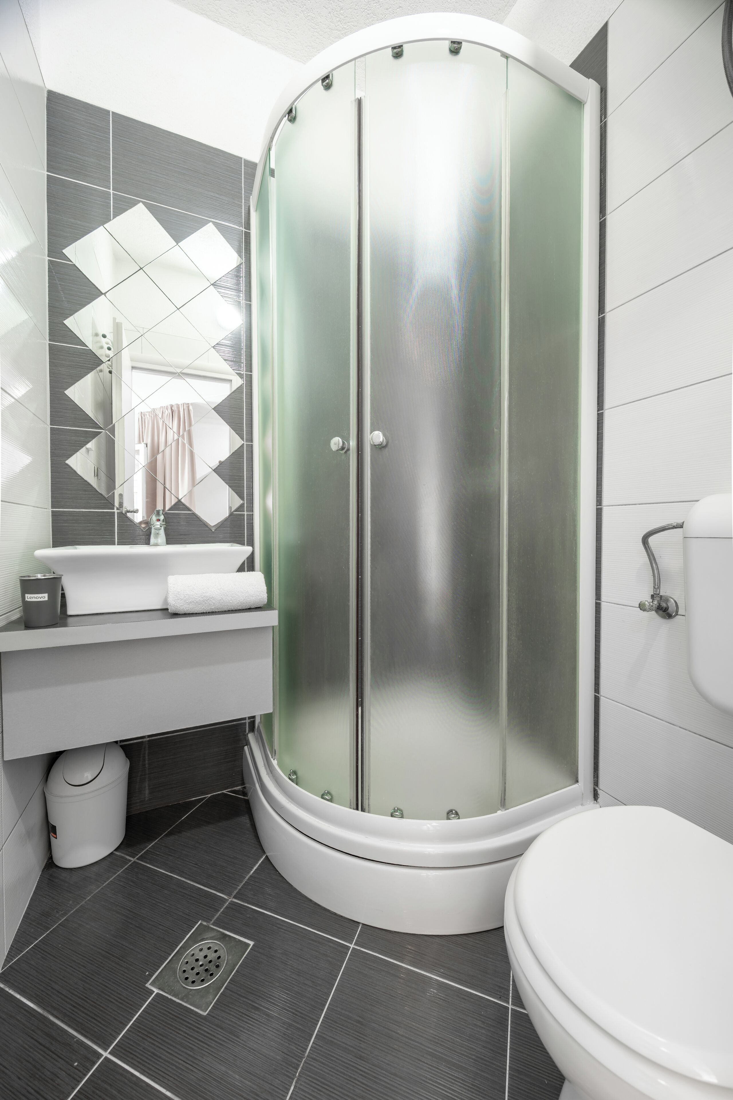 Junior Studio, 1 Queen Bed, Courtyard View | Bathroom | Shower, hair dryer, towels, toilet paper