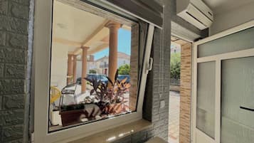 Apartamento urbano, 1 quarto, ar-condicionado, no pátio | Área de estar | TV de tela plana