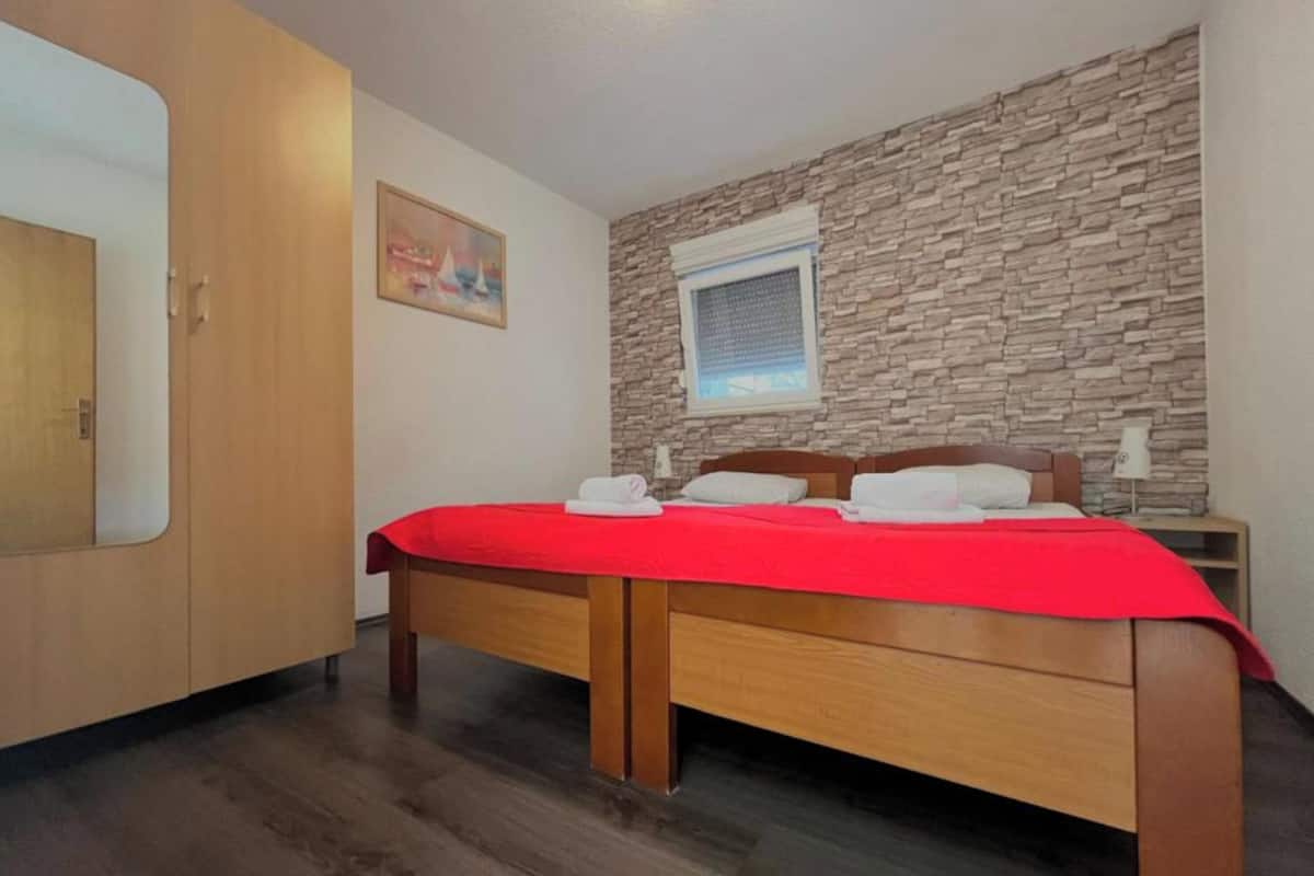 City Apartment, 1 Bedroom, Air conditioning, Courtyard Area | 2 bedrooms, individually decorated, individually furnished