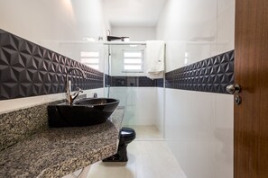 Maison Traditionnelle, plusieurs lits, vue jardin | Salle de bain