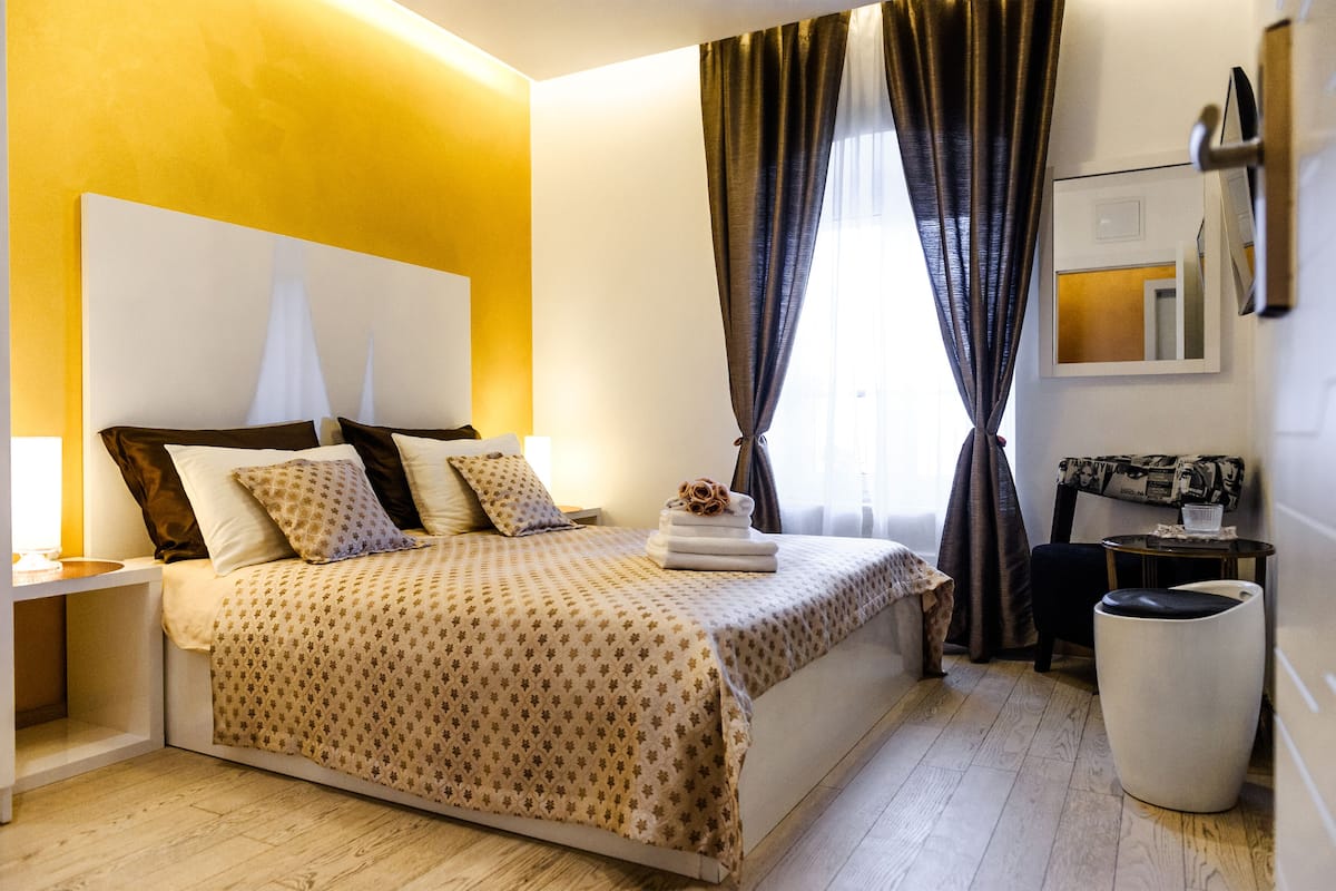 Deluxe-Doppelzimmer, Stadtblick | Hochwertige Bettwaren, Betten mit Memory-Foam-Matratzen, Minibar