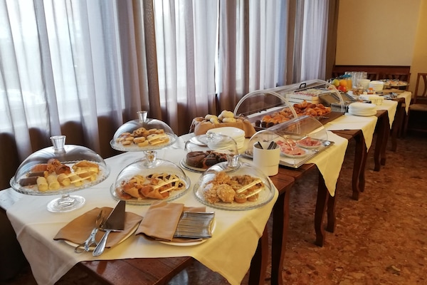 Daily buffet breakfast for a fee