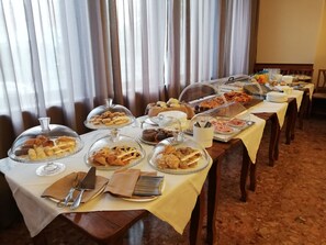 Daily buffet breakfast (EUR 5 per person) - Home Hotel (Castelfranco Veneto)