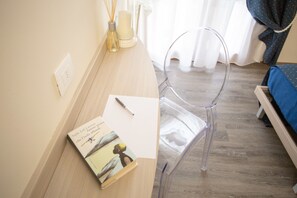 Habitación con 2 camas individuales | Edredones de plumas, caja fuerte, escritorio y cortinas opacas