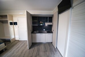 Classic Studio, 1 Queen Bed, Non Smoking, Kitchen | Private kitchen | Shared fridge - Home Hotel (Castelfranco Veneto)