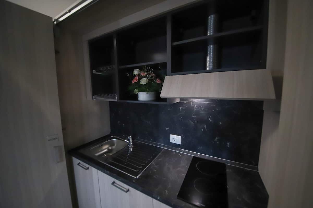 classic studio, 1 queen bed, non smoking, kitchen | private kitchen | fridge