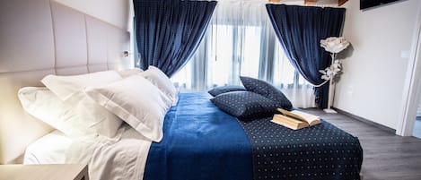 Quarto casal | Edredons de pluma, cofres nos quartos, escrivaninha, cortinas blackout