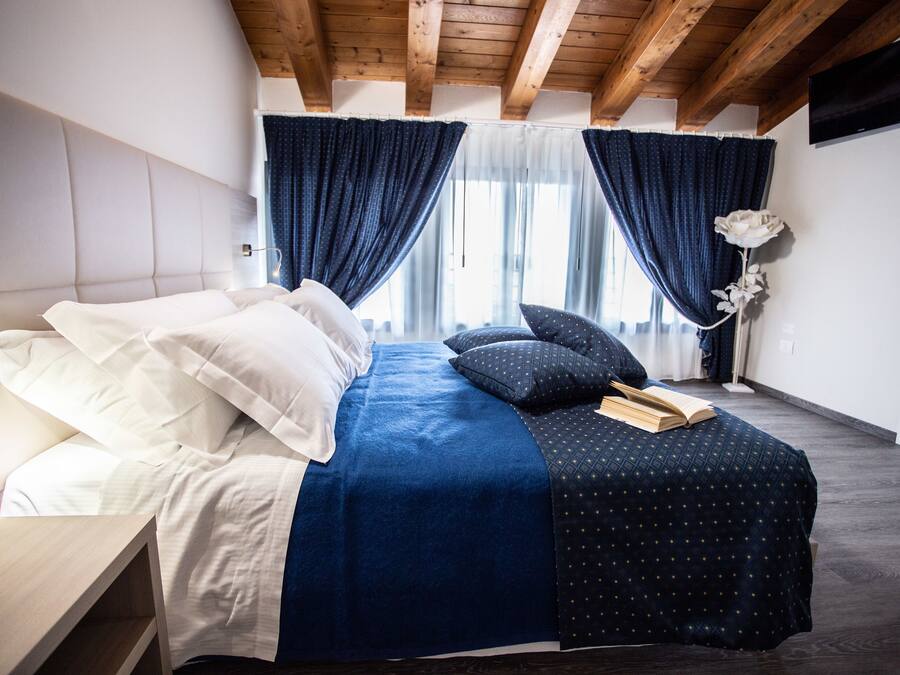 Double Room | Down comforters, in-room safe, desk, blackout drapes