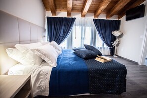 Habitación doble | Edredones de plumas, caja fuerte, escritorio y cortinas opacas