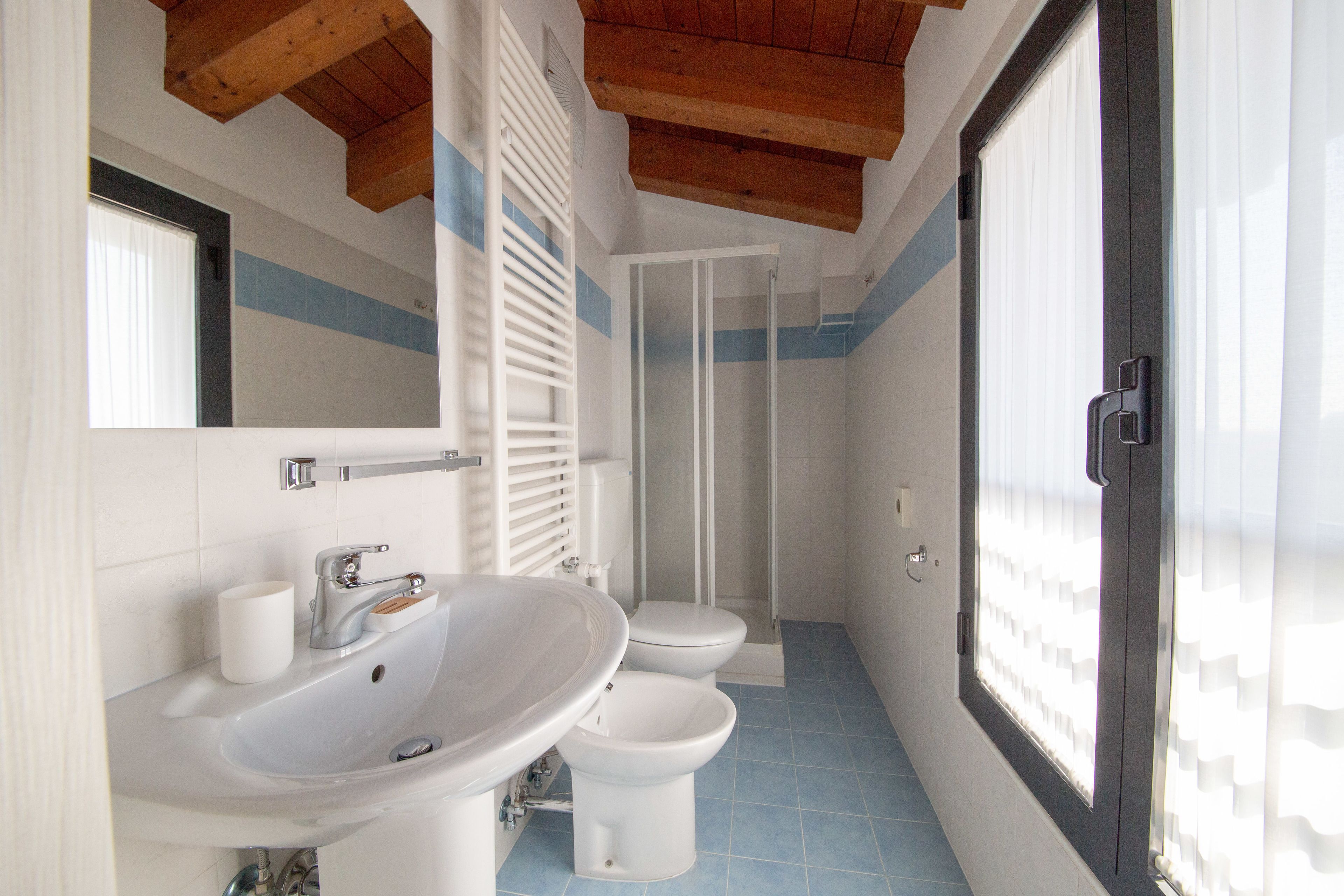 double room | bathroom | shower, free toiletries, hair dryer, slippers