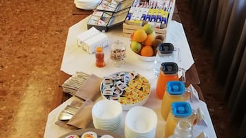 Tägliches Frühstücksbuffet (5 EUR pro Person)