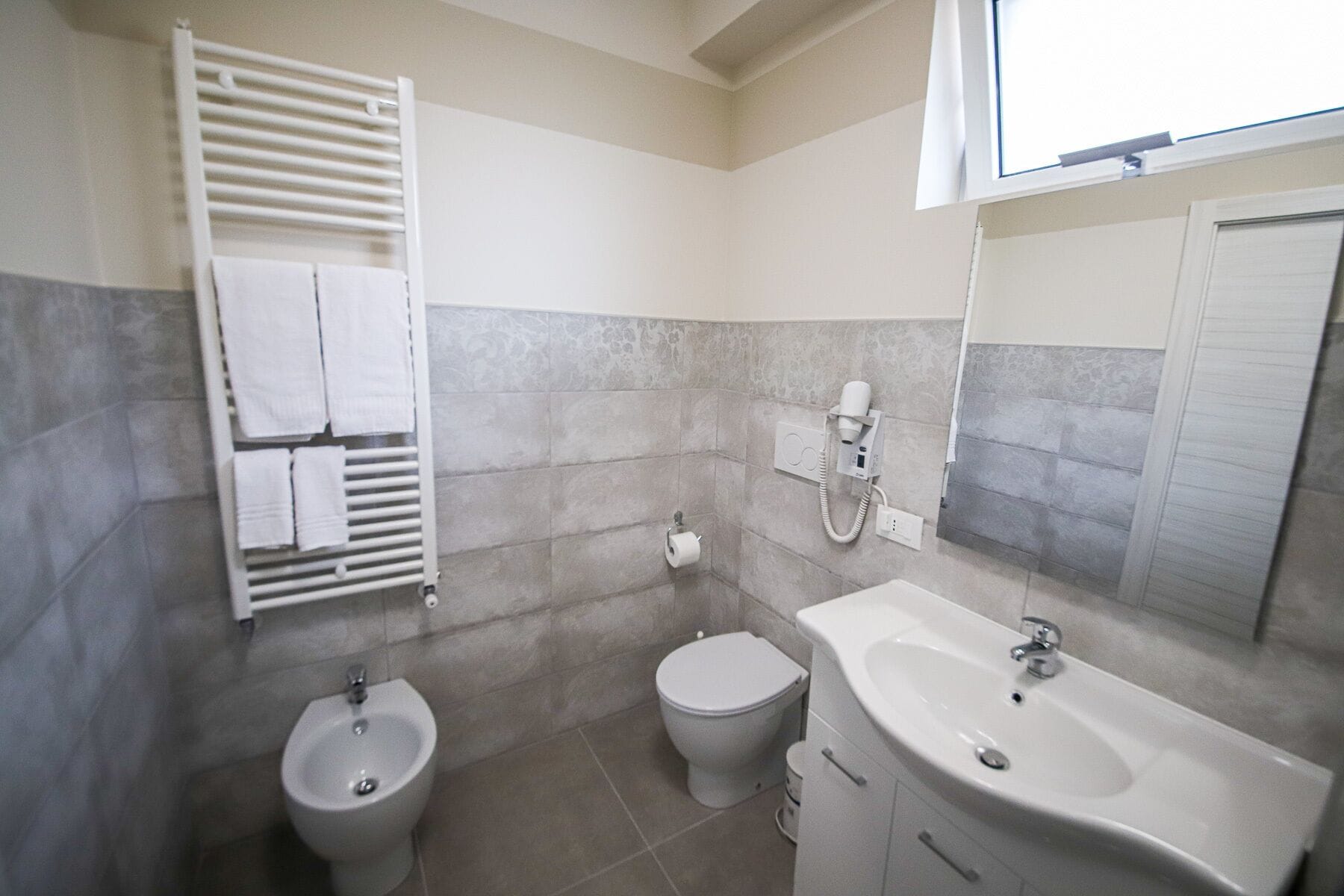 classic studio, 1 queen bed, non smoking, kitchen | bathroom | shower, free toiletries, hair dryer, slippers
