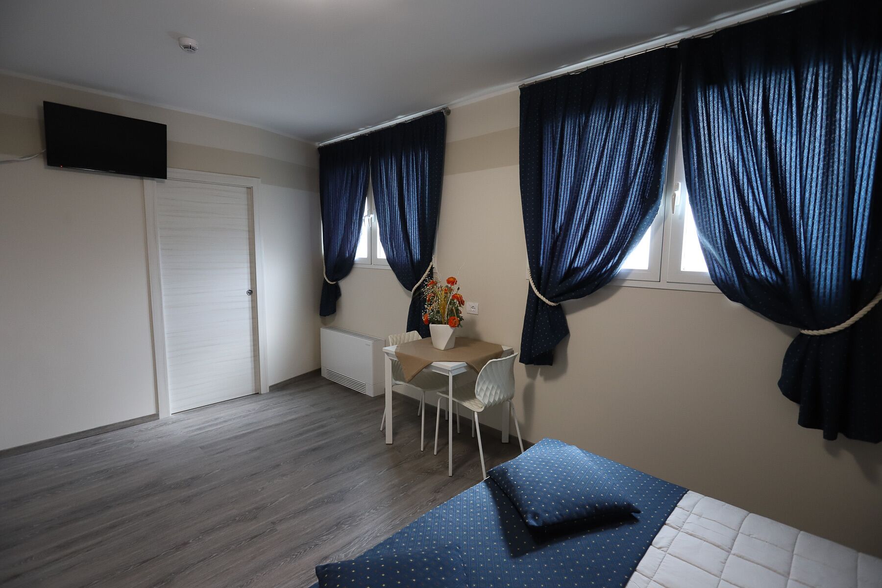 classic studio, 1 queen bed, non smoking, kitchen | down duvets, in-room safe, desk, blackout curtains