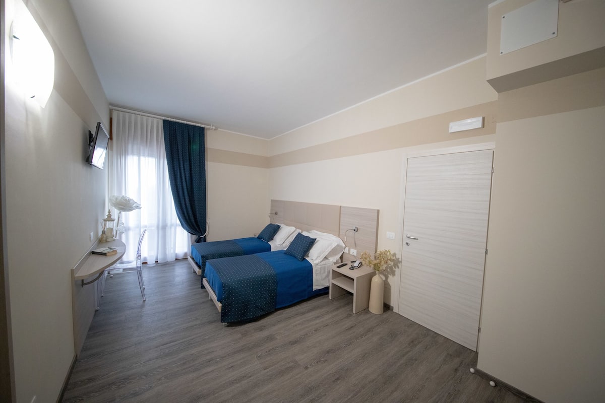 Twin Room | Down comforters, in-room safe, desk, blackout drapes