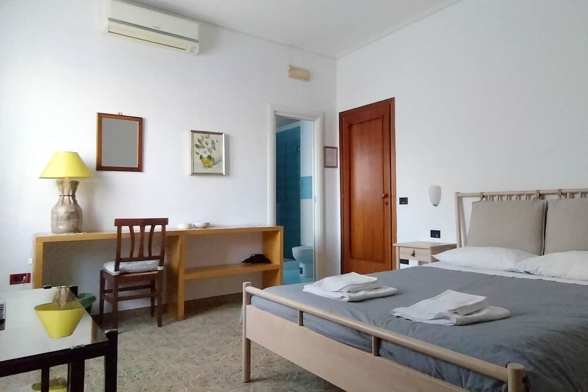 Tripla Comfort, bagno privato | Copriletto in piuma, una scrivania, postazione laptop