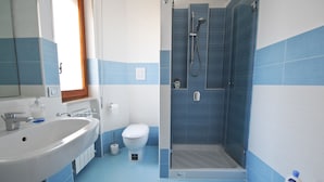A bathroom with a sink, toilet, and shower area. - B&B Vanvitelli (Caserta)