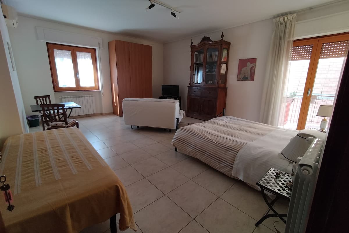 Camera familiare, bagno privato (External) | Copriletto in piuma, una scrivania, postazione laptop