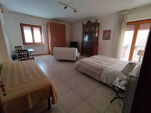 Family Room, Private Bathroom (External) | Down comforters, desk, laptop workspace, iron/ironing board - B&B Vanvitelli (Caserta)
