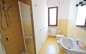 Shower, hair dryer, bidet, towels - B&B Vanvitelli (Caserta)