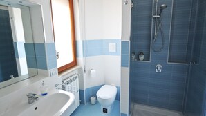 A bathroom with a bathtub, toilet, and shower. - B&B Vanvitelli (Caserta)