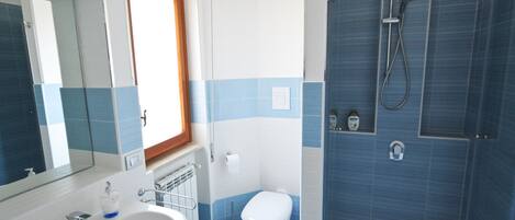 Comfort Triple Room, Private Bathroom | Bathroom